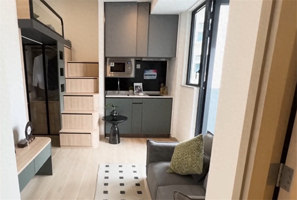 C&ocirc; g&aacute;i trẻ khoe căn hộ 20m&sup2; nhỏ hơn 2 chỗ đậu xe nhưng vẫn đủ ph&ograve;ng kh&aacute;ch, bếp, ph&ograve;ng ngủ v&agrave; cả ban c&ocirc;ng khiến nhiều người bất ngờ - Ảnh 1.