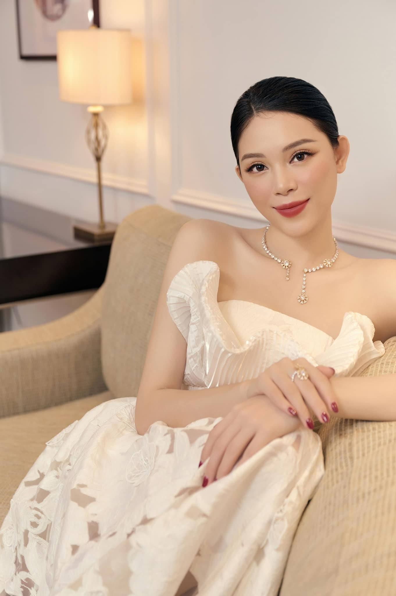 Linh Rin cưới con trai tỷ ph&uacute;: Cuộc sống nữ ho&agrave;ng trong biệt thự sang trọng 2023 - Ảnh 1.