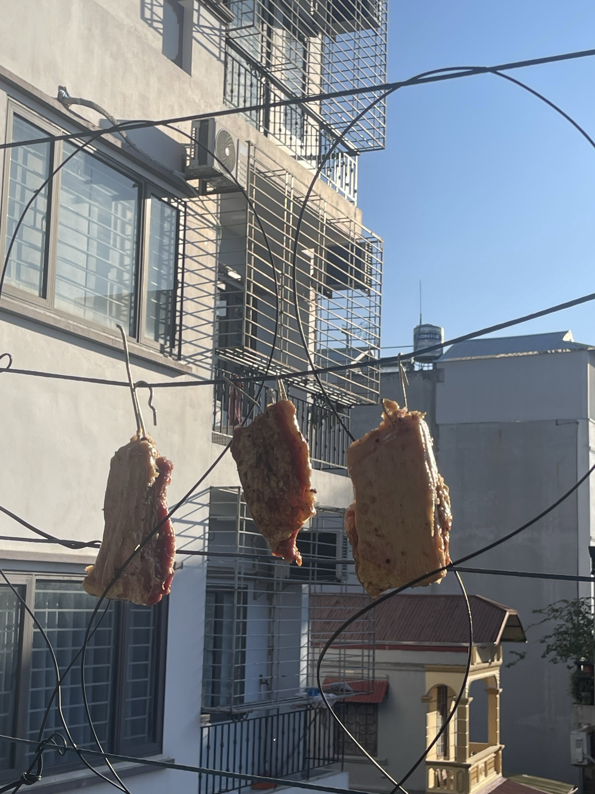 Mở trend thịt phơi nắng tại H&agrave; Nội Giữa đợt nắng n&oacute;ng 40 độ C - Ảnh 1.