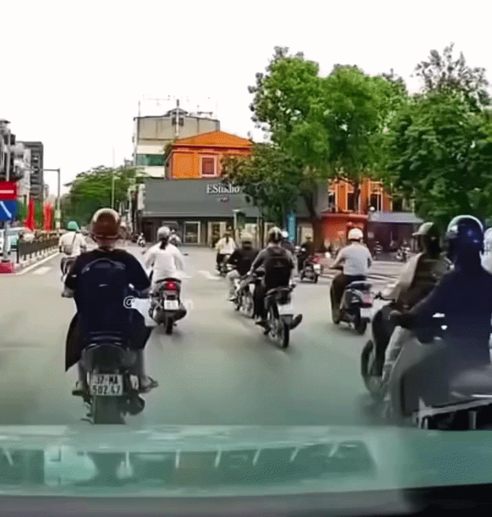 H&agrave; Nội: Nữ t&agrave;i xế g&acirc;y tai nạn rồi bỏ chạy, c&ocirc;ng an truy t&igrave;m - Ảnh 1.