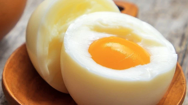 Luộc trứng với muối gi&uacute;p b&oacute;c vỏ dễ d&agrave;ng v&agrave; ngon miệng hơn - Ảnh 2.