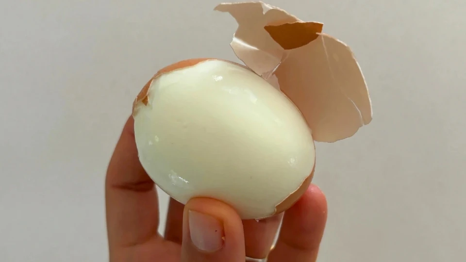 Luộc trứng với muối gi&uacute;p b&oacute;c vỏ dễ d&agrave;ng v&agrave; ngon miệng hơn - Ảnh 1.