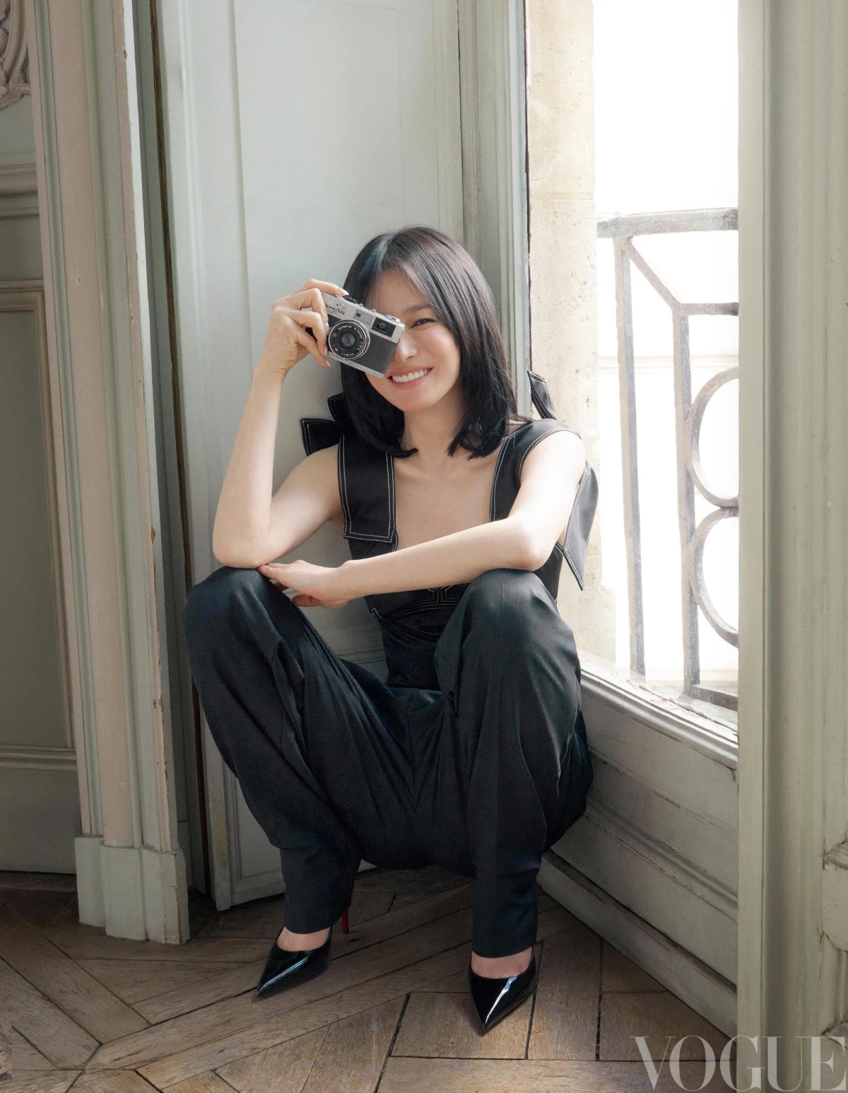 Song Hye Kyo đổi kiểu t&oacute;c, d&acirc;n mạng lại chỉ ngắm l&agrave;n da: 44 tuổi vẫn trong veo như ngọc nhờ 1 mẹo ngăn tia UV kh&ocirc;ng cần b&ocirc;i đắp - Ảnh 2.