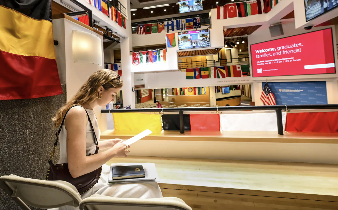 C&ocirc;ng ch&uacute;a Elisabeth tốt nghiệp Harvard v&agrave; kế hoạch kh&aacute;m ph&aacute; thế giới sau lễ ra trường - Ảnh 3.