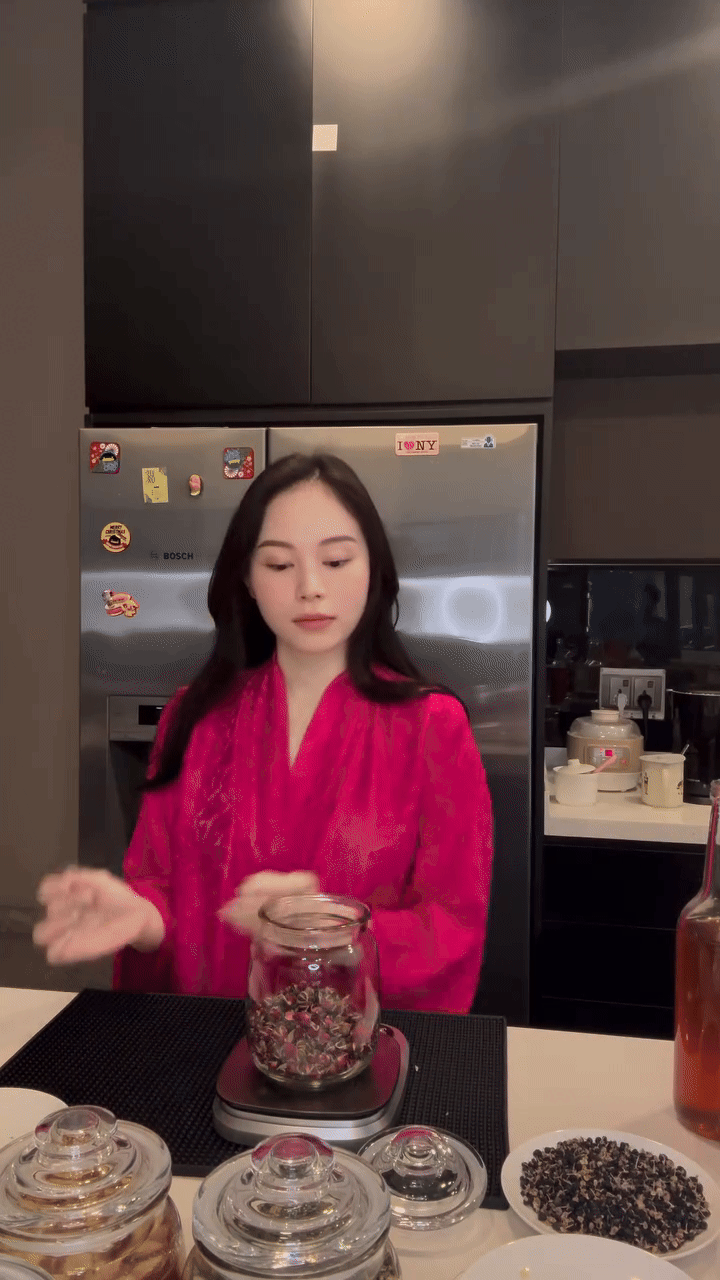 Linh Rin cưới con trai tỷ ph&uacute;: Cuộc sống nữ ho&agrave;ng trong biệt thự sang trọng 2023 - Ảnh 8.