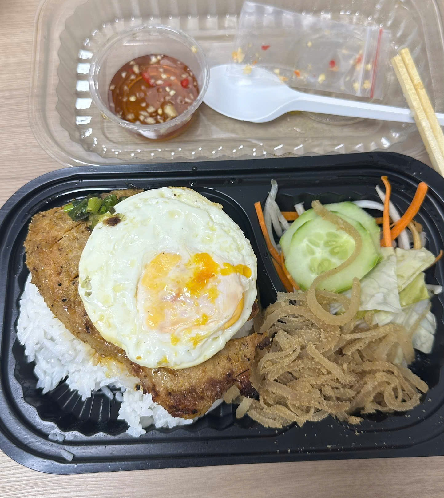 Nắng nóng đỉnh điểm, người bán hàng cũng