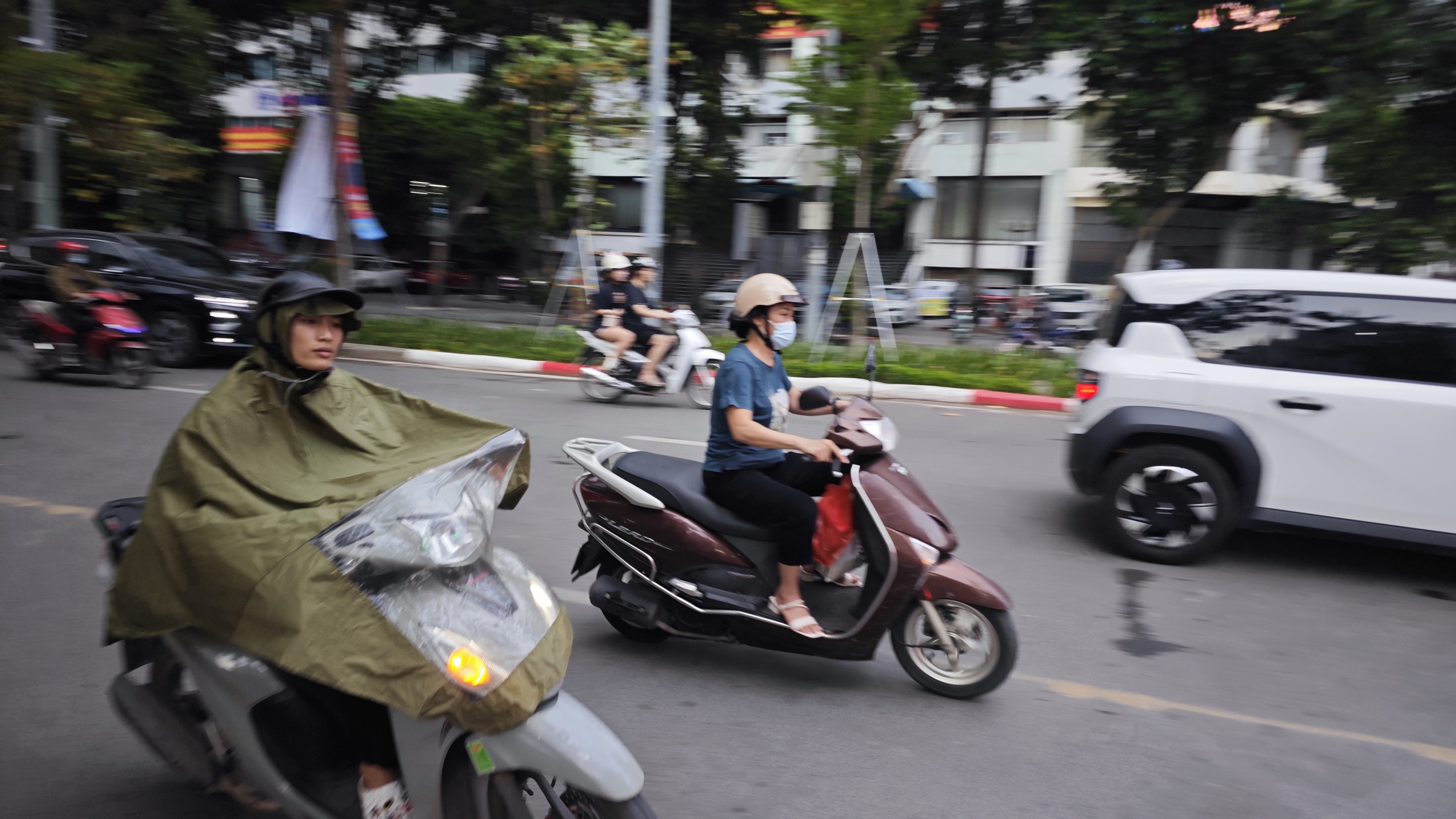Ảnh, clip: H&agrave; Nội tối đen v&igrave; mưa lớn, sấm chớp s&aacute;ng rực bầu trời khiến ai nấy giật m&igrave;nh - Ảnh 4.