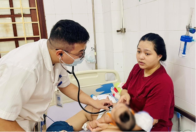 Cảnh báo gia tăng viêm phổi do RSV ở trẻ dưới 1 tuổi khi giao mùa - Ảnh 2. Cảnh báo gia tăng viêm phổi do RSV ở trẻ dưới 1 tuổi khi giao mùa - Ảnh 2.