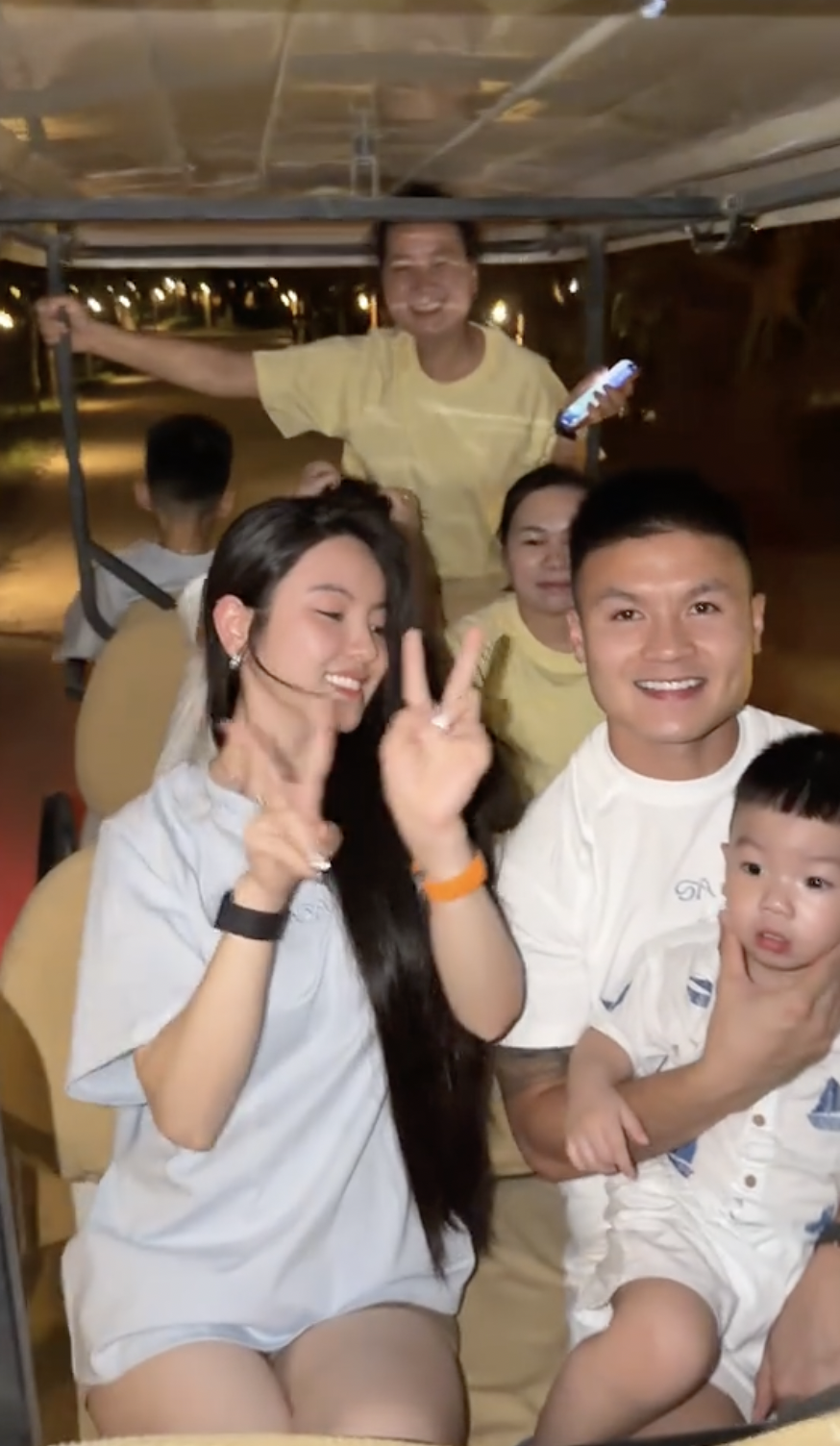 Chu Thanh Huyền khoe sắc v&oacute;c mẹ bỉm sữa b&ecirc;n Quang Hải trong chuyến du lịch gia đ&igrave;nh 2026 - Ảnh 3.
