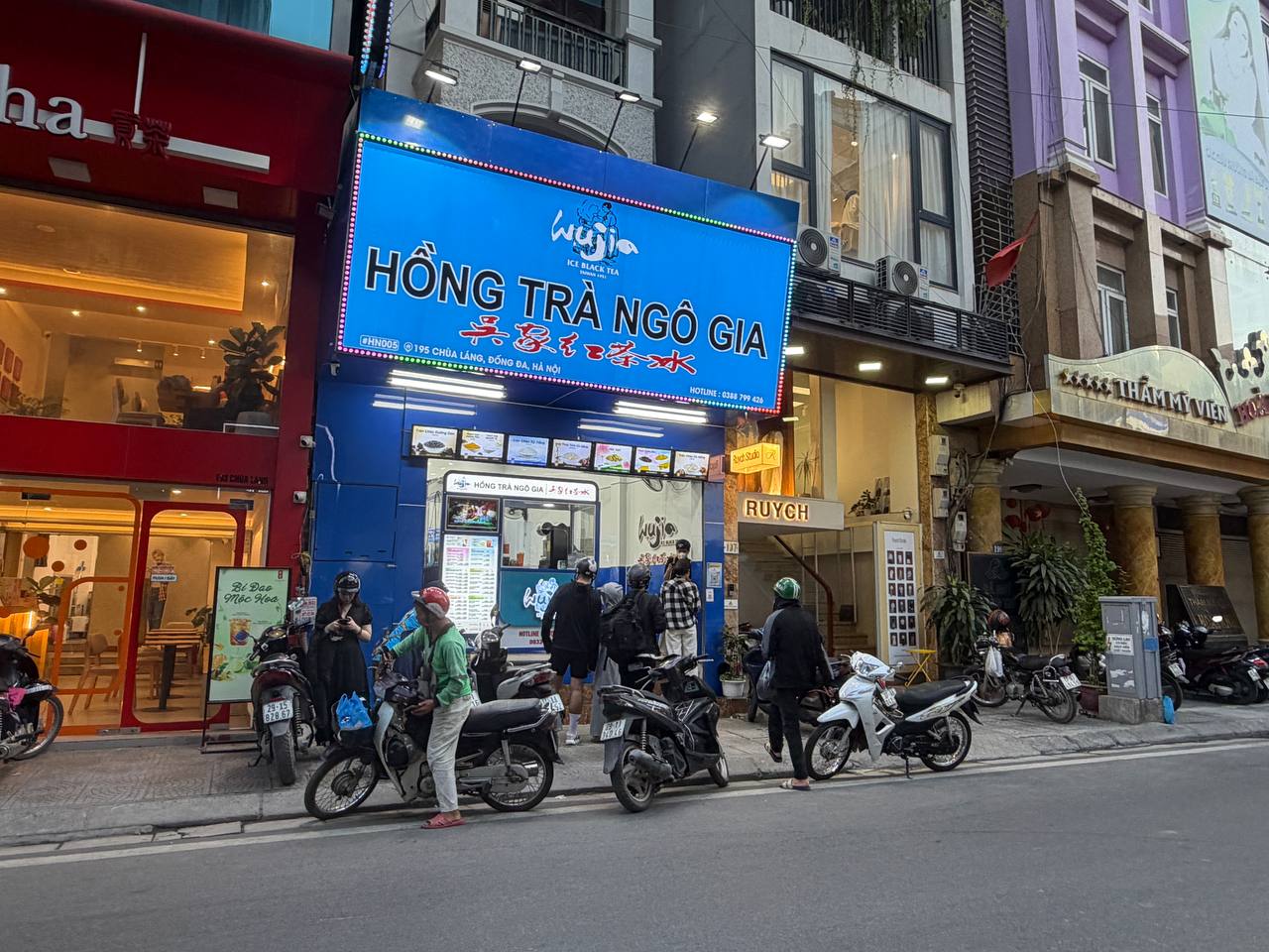 Tr&agrave; sữa gi&aacute; rẻ 7 . 000 Đồng đổ bộ H&agrave; Nội , n&oacute;ng 40 độ vẫn đ&ocirc;ng kh&aacute;ch - Ảnh 7.