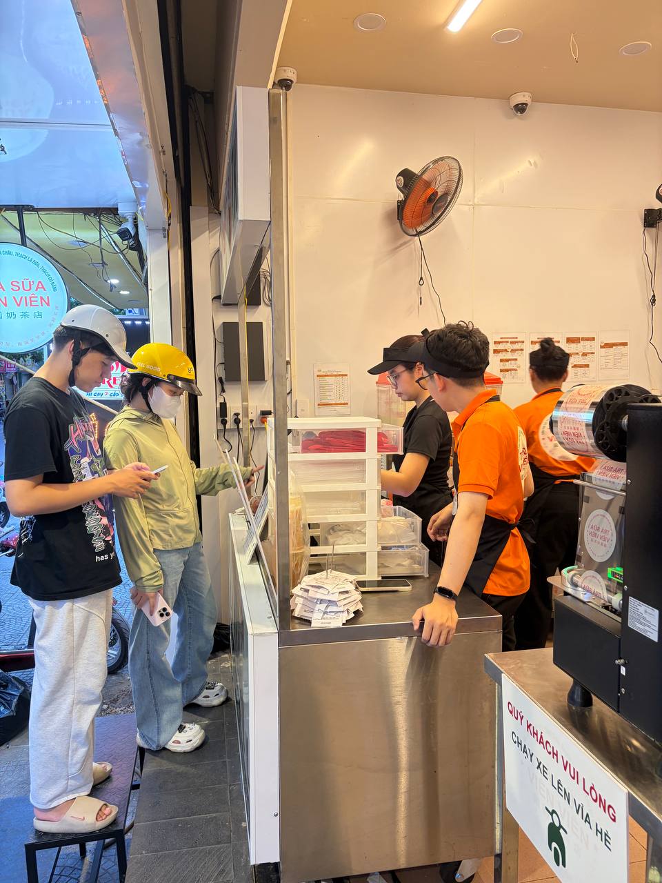 Tr&agrave; sữa gi&aacute; rẻ 7 . 000 Đồng đổ bộ H&agrave; Nội , n&oacute;ng 40 độ vẫn đ&ocirc;ng kh&aacute;ch - Ảnh 3.