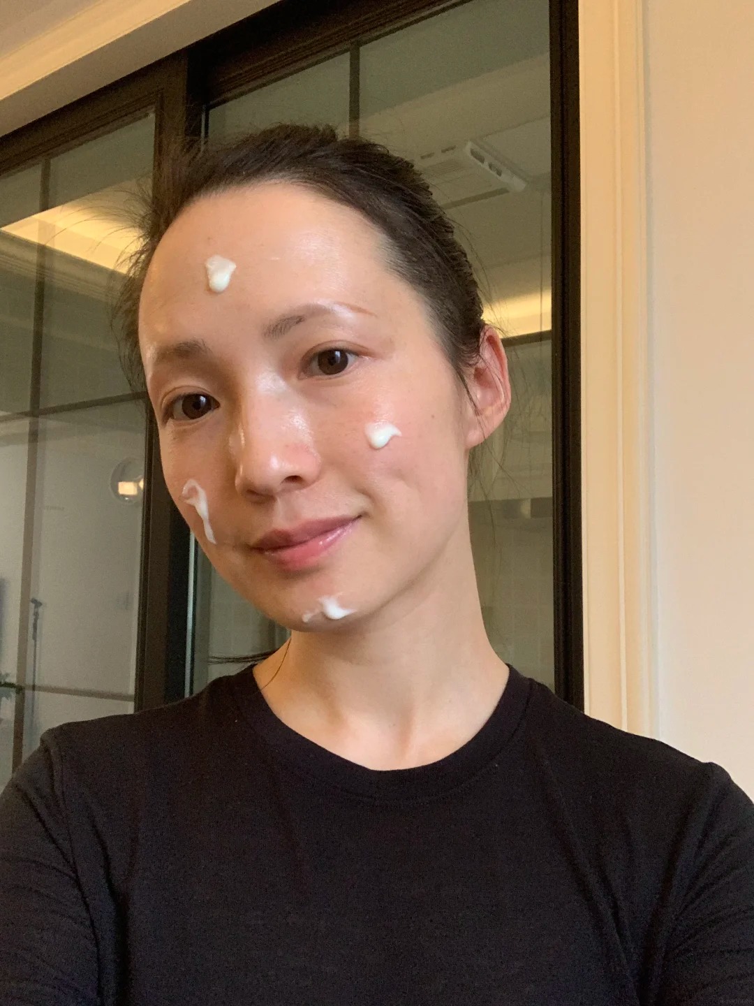 35 tuổi vẫn tự tin để mặt mộc: T&ocirc;i nhận ra chống l&atilde;o h&oacute;a kh&ocirc;ng bắt đầu từ serum đắt tiền - Ảnh 2.