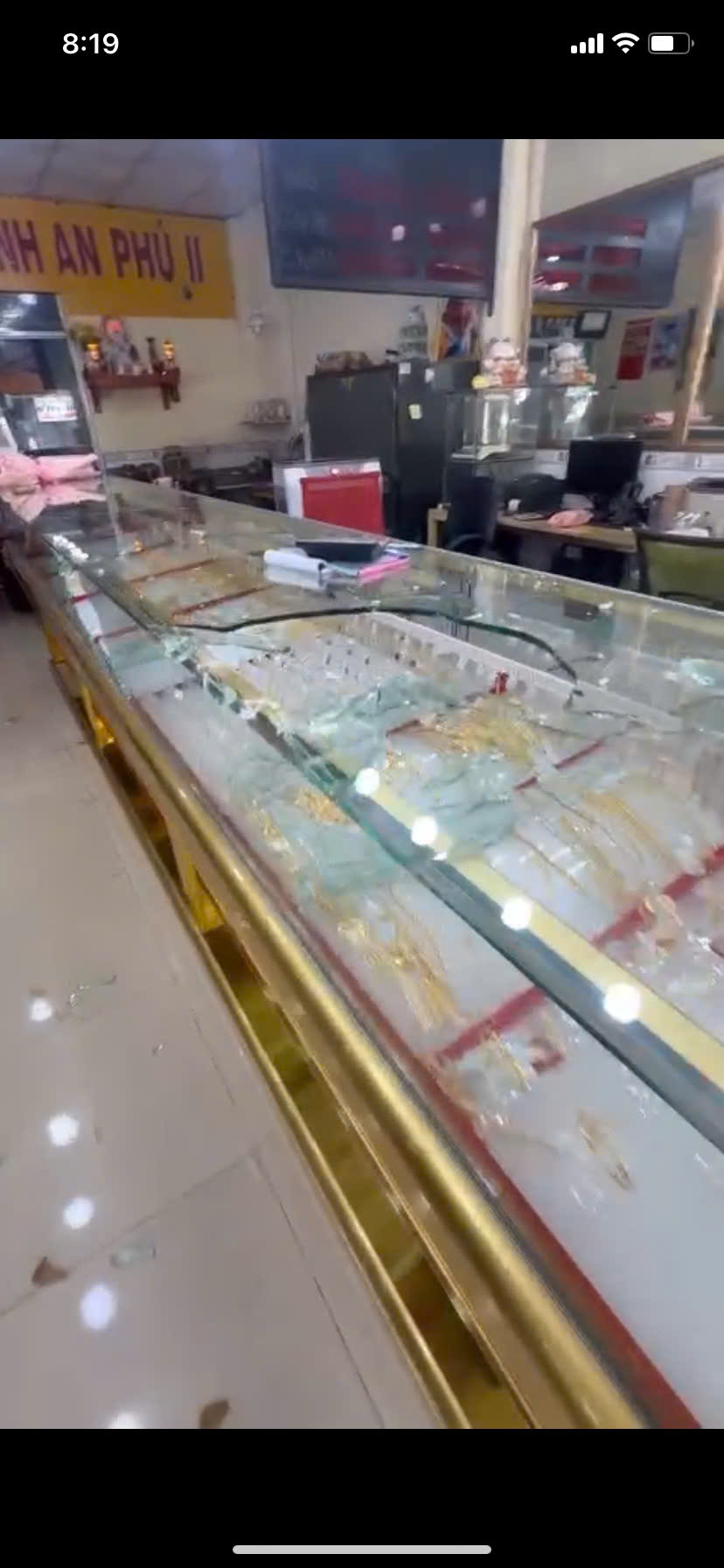 Truy bắt nh&oacute;m cướp tiệm v&agrave;ng ở TP . HCM sau vụ đập vỡ tủ k&iacute;nh - Ảnh 2.