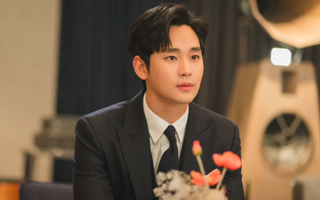Disney+ x&aacute;c nhận phim &ldquo;Knock-Off&rdquo; của Kim Soo Hyun vẫn bị ho&atilde;n v&ocirc; thời hạn - Ảnh 1.