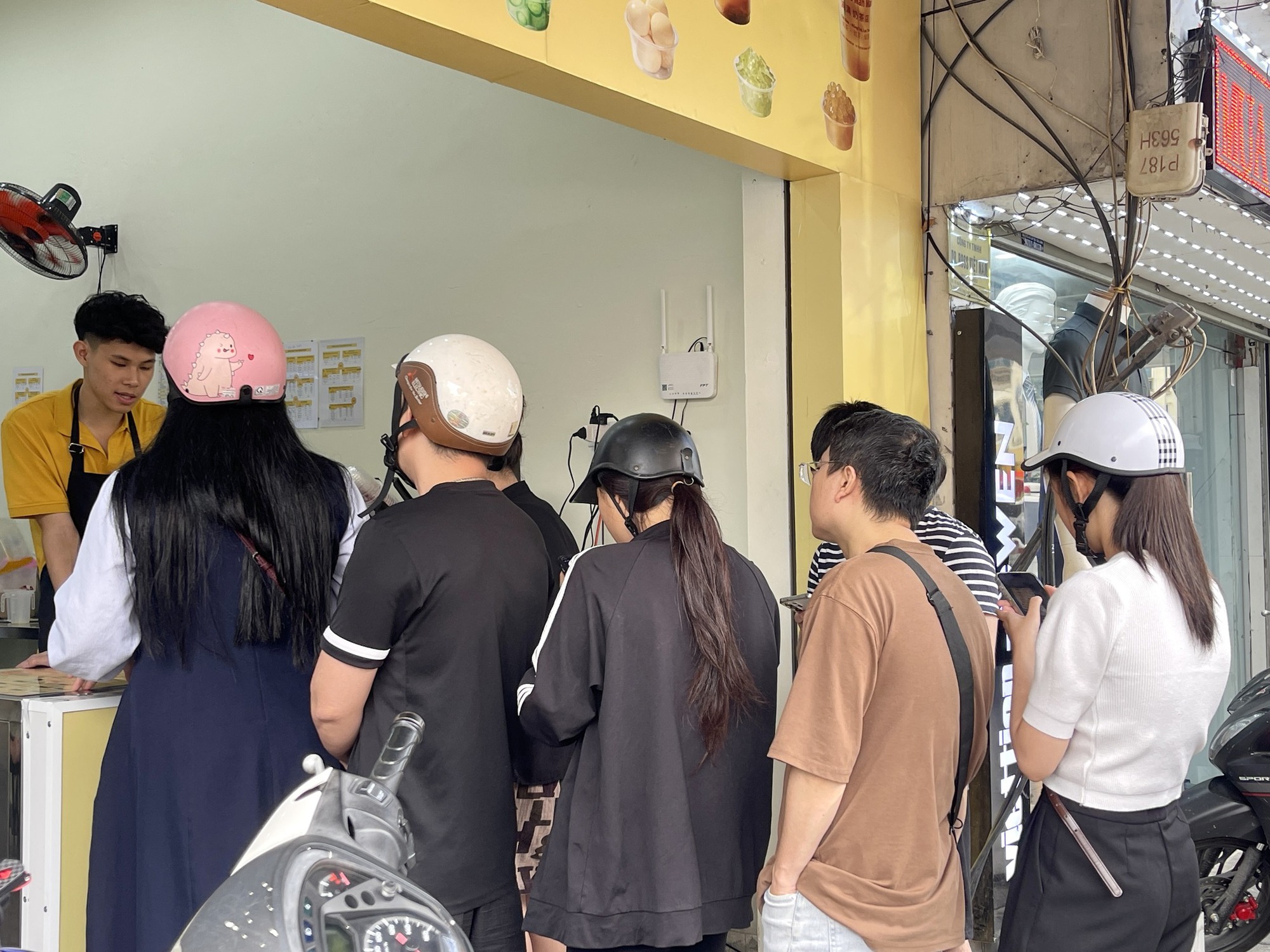 Tr&agrave; sữa gi&aacute; rẻ 7 . 000 Đồng đổ bộ H&agrave; Nội , n&oacute;ng 40 độ vẫn đ&ocirc;ng kh&aacute;ch - Ảnh 6.