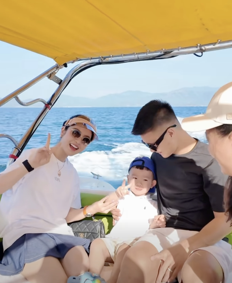 Chu Thanh Huyền v&agrave; Quang Hải c&ugrave;ng con kh&aacute;m ph&aacute; Nha Trang: Kỷ niệm đẹp của mẹ v&agrave; b&eacute; - Ảnh 7.