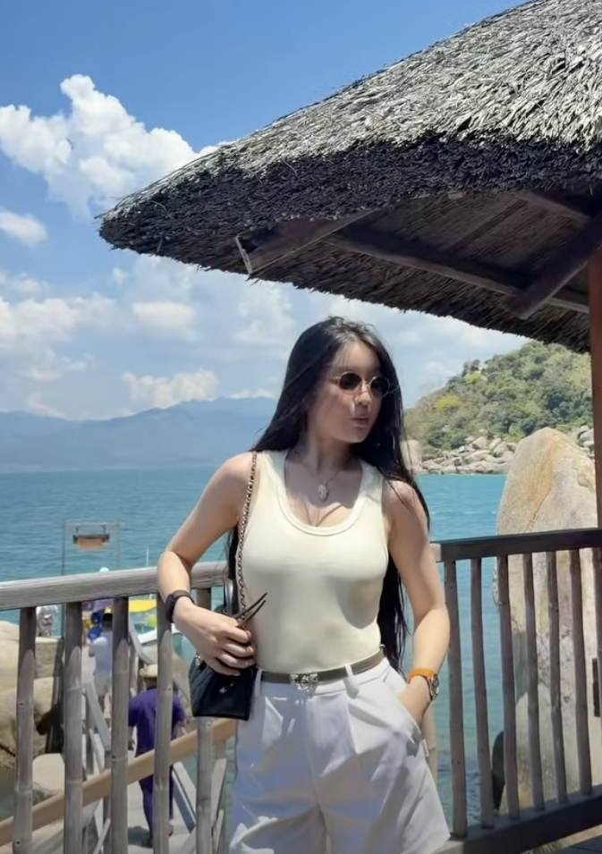 Chu Thanh Huyền v&agrave; Quang Hải c&ugrave;ng con kh&aacute;m ph&aacute; Nha Trang: Kỷ niệm đẹp của mẹ v&agrave; b&eacute; - Ảnh 9.