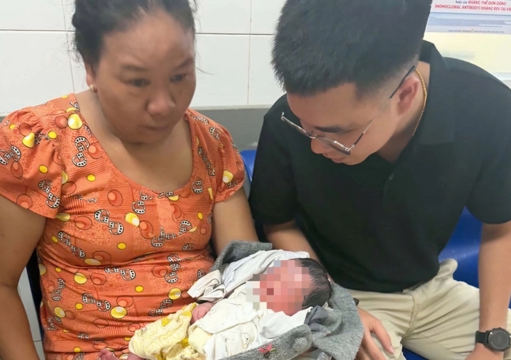 B&eacute; trai sơ sinh c&ograve;n nguy&ecirc;n d&acirc;y rốn bị bỏ rơi trước ch&ugrave;a ở Huế - Ảnh 1.