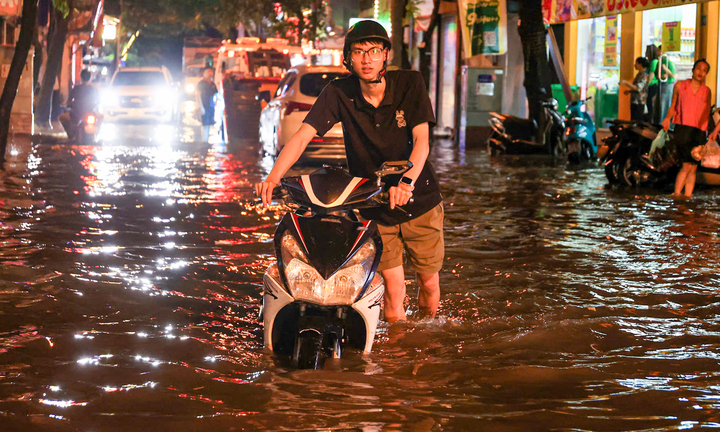 Hiện tượng ngập &uacute;ng tại H&agrave; Nội năm 2026: V&igrave; sao trung t&acirc;m kh&ocirc;ng mưa? - Ảnh 1.