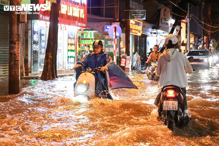 H&agrave; Nội chiều nay c&oacute; mưa v&agrave; d&ocirc;ng lớn , nguy cơ ngập &uacute;ng nội th&agrave;nh - Ảnh 1.