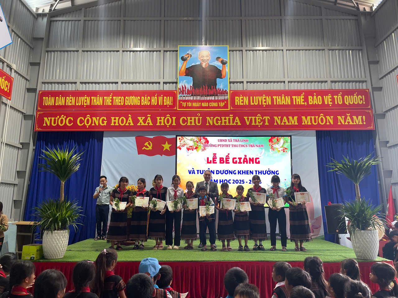 Lễ bế giảng độc lạ, học sinh giỏi được tặng loài cây quý - Ảnh 1.