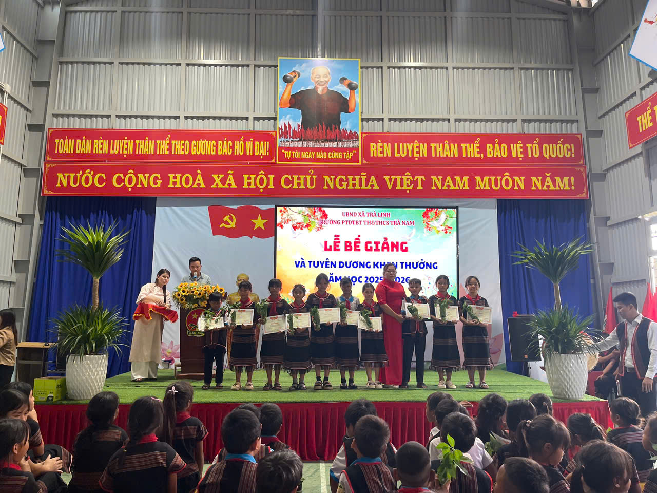 Lễ bế giảng độc lạ, học sinh giỏi được tặng loài cây quý - Ảnh 2.
