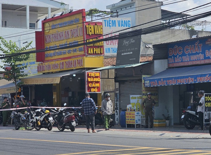 Cướp tiệm v&agrave;ng ở TPHCM: Bắt giữ 6 nghi phạm sau vụ &aacute;n t&aacute;o tợn - Ảnh 1.