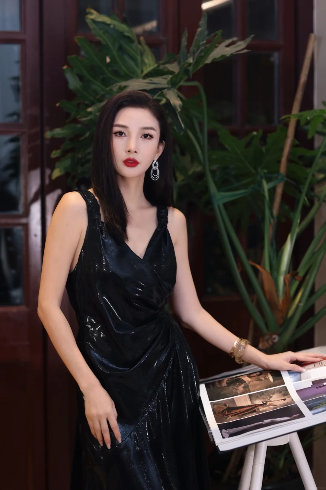 Tiểu thư Thượng Hải l&aacute;i xe mui trần cổ điển g&acirc;y sốt mạng x&atilde; hội 2026 - Ảnh 7.