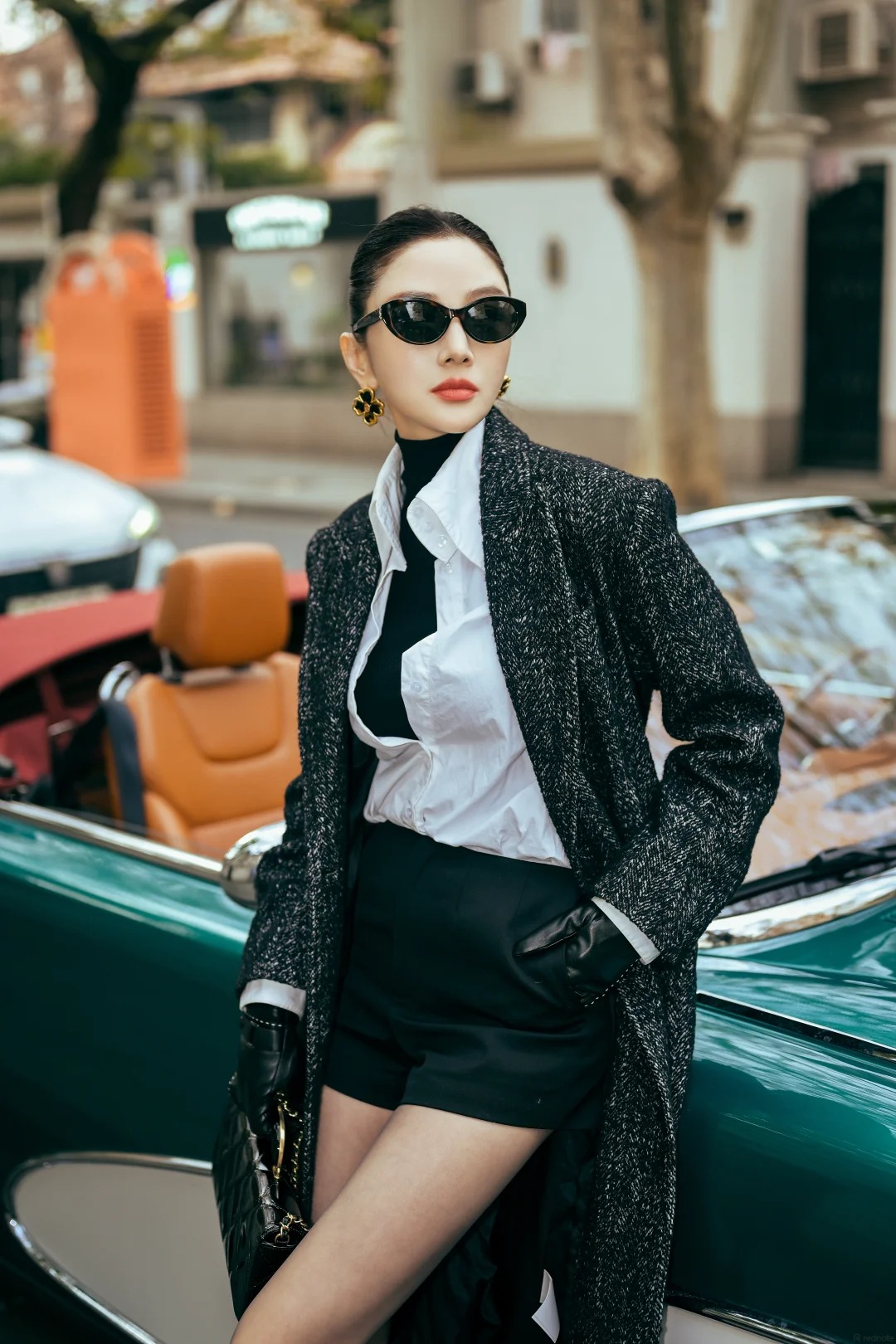 Tiểu thư Thượng Hải l&aacute;i xe mui trần cổ điển g&acirc;y sốt mạng x&atilde; hội 2026 - Ảnh 4.