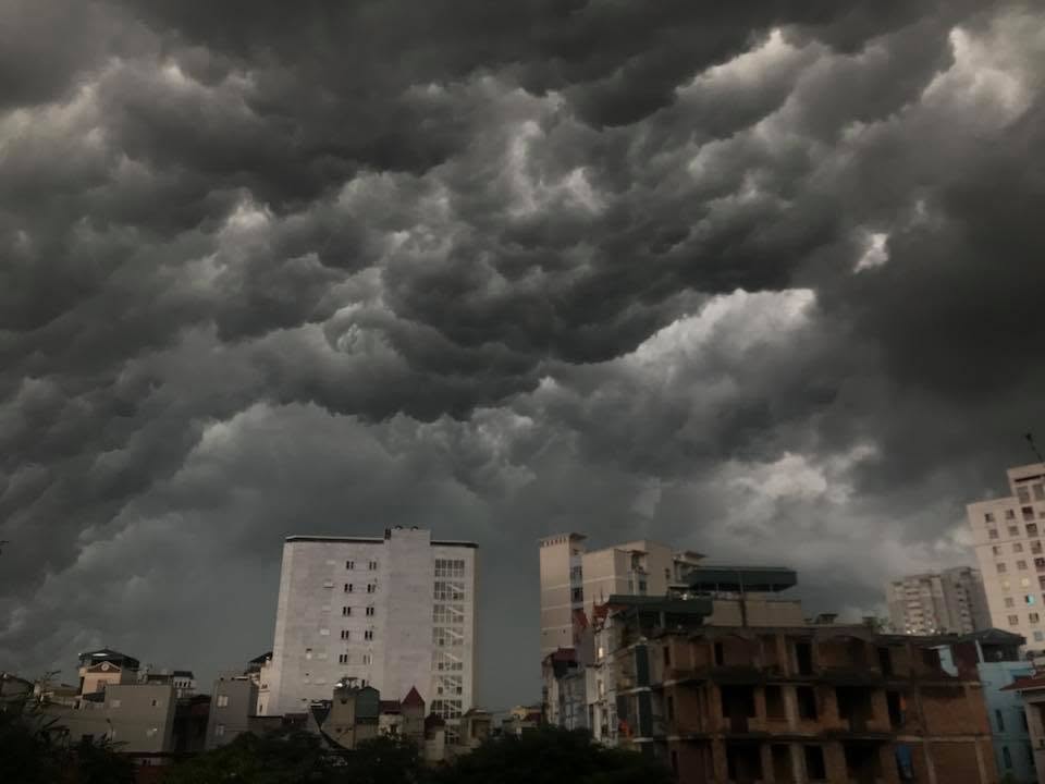Miền Bắc đ&oacute;n kh&ocirc;ng kh&iacute; lạnh , mưa d&ocirc;ng lớn v&agrave; giảm nhiệt độ v&agrave;o th&aacute;ng 5 - Ảnh 1.