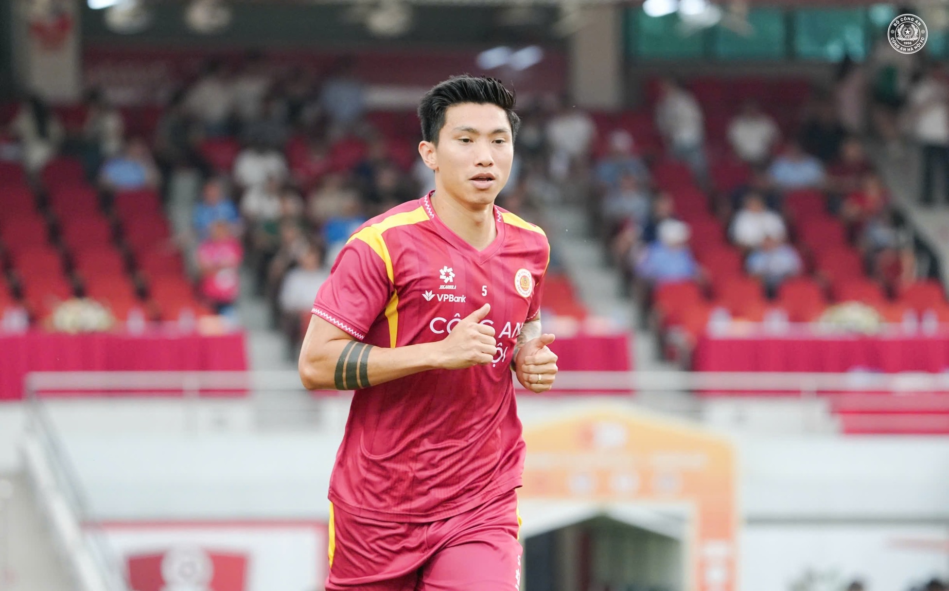 Do&atilde;n Hải My xuất hiện kh&aacute;c lạ cổ vũ Văn Hậu tại V . League 2026 - Ảnh 3.