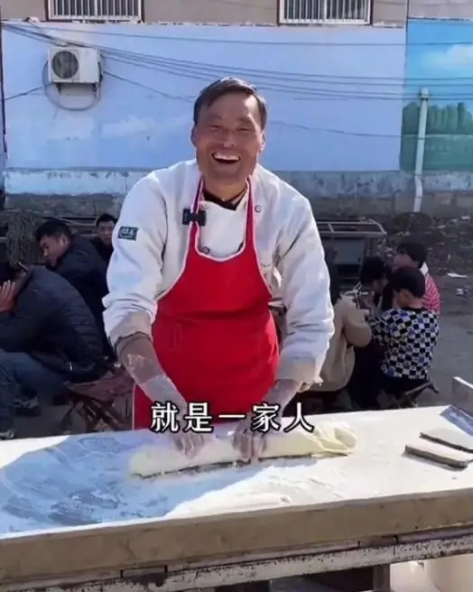 &Aacute;c mộng ph&iacute;a sau b&aacute;t m&igrave; 10.000 đồng: Cuộc sống thay đổi của &ocirc;ng chủ qu&aacute;n m&igrave; - Ảnh 1.