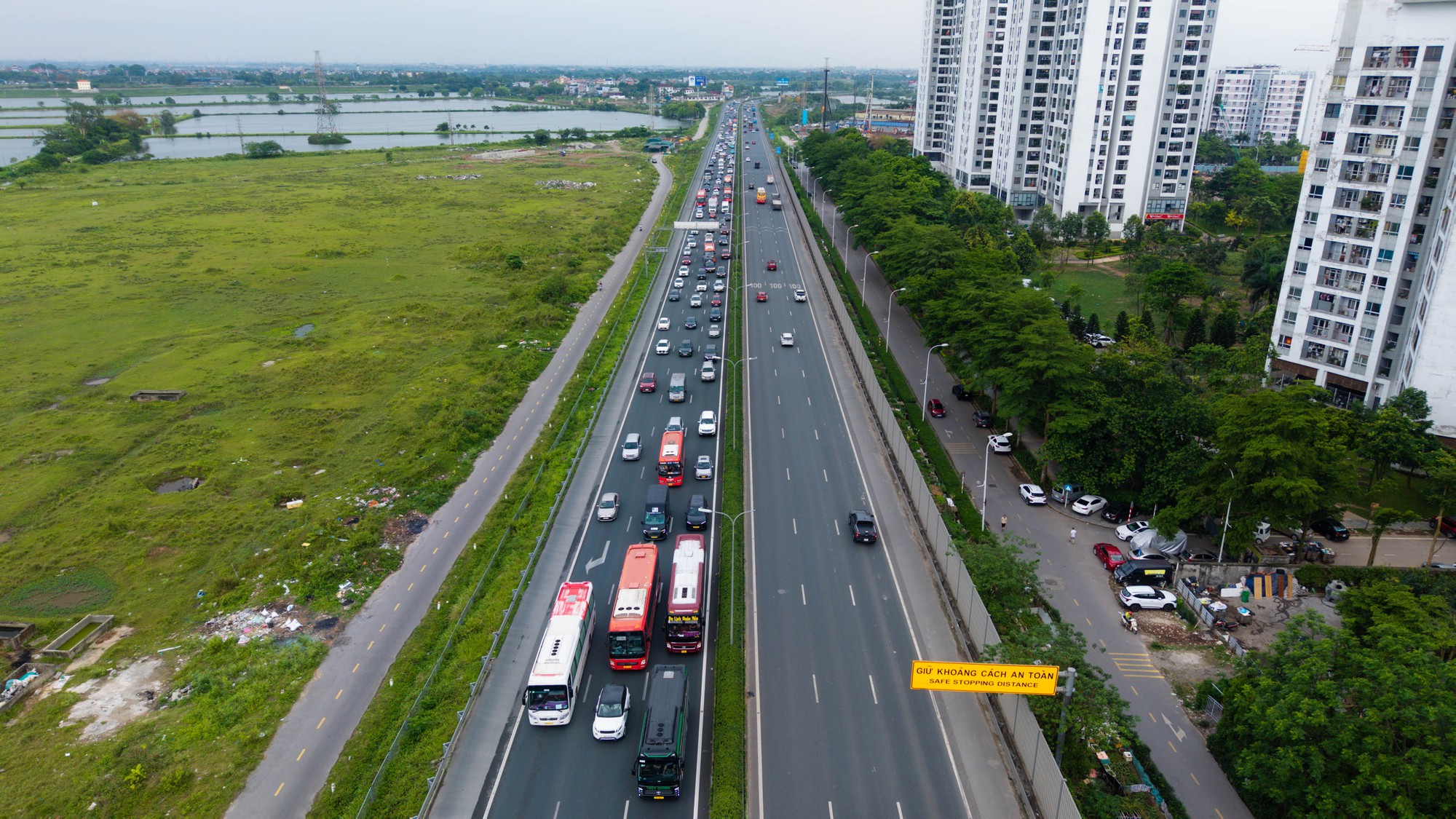 Dấu hiệu HẾT LỄ ch&iacute;nh l&agrave; cảnh tr&aacute;i ngược tr&ecirc;n 2 l&agrave;n đường cửa ng&otilde; l&uacute;c n&agrave;y! - Ảnh 1.