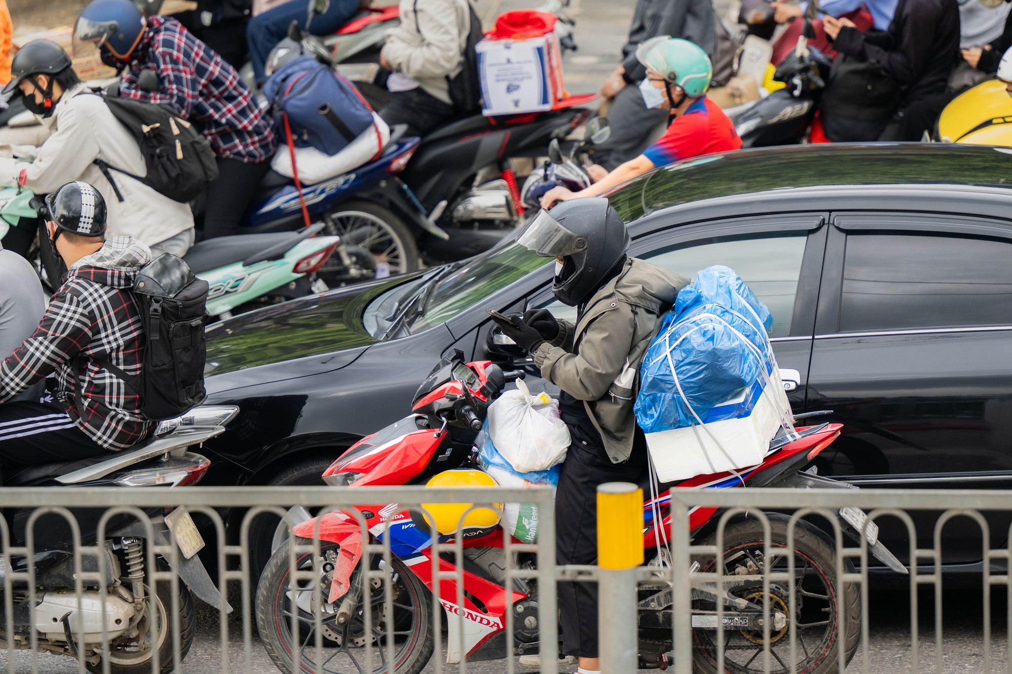 Dấu hiệu HẾT LỄ ch&iacute;nh l&agrave; cảnh tr&aacute;i ngược tr&ecirc;n 2 l&agrave;n đường cửa ng&otilde; l&uacute;c n&agrave;y! - Ảnh 14.