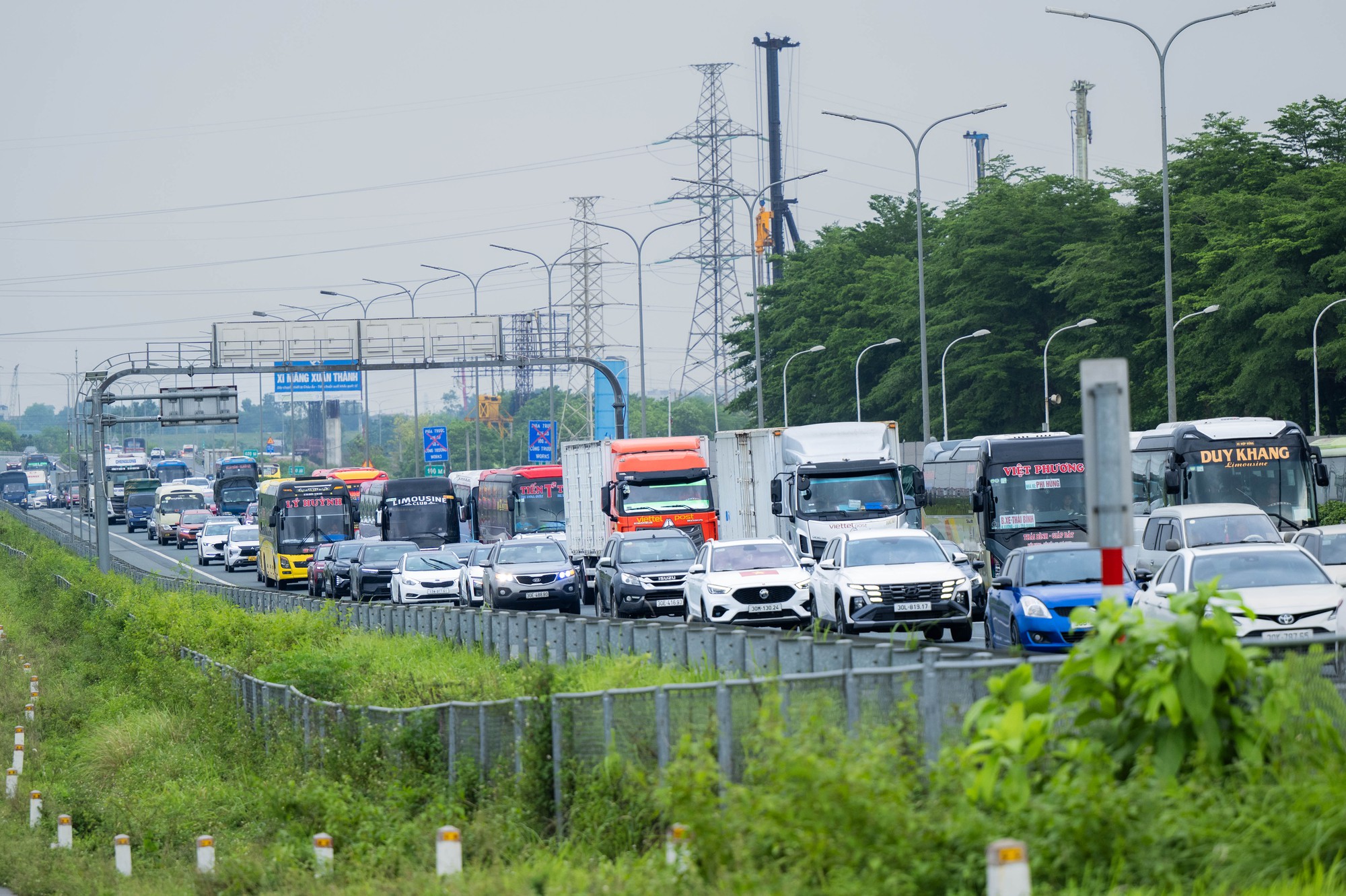 Dấu hiệu HẾT LỄ ch&iacute;nh l&agrave; cảnh tr&aacute;i ngược tr&ecirc;n 2 l&agrave;n đường cửa ng&otilde; l&uacute;c n&agrave;y! - Ảnh 5.