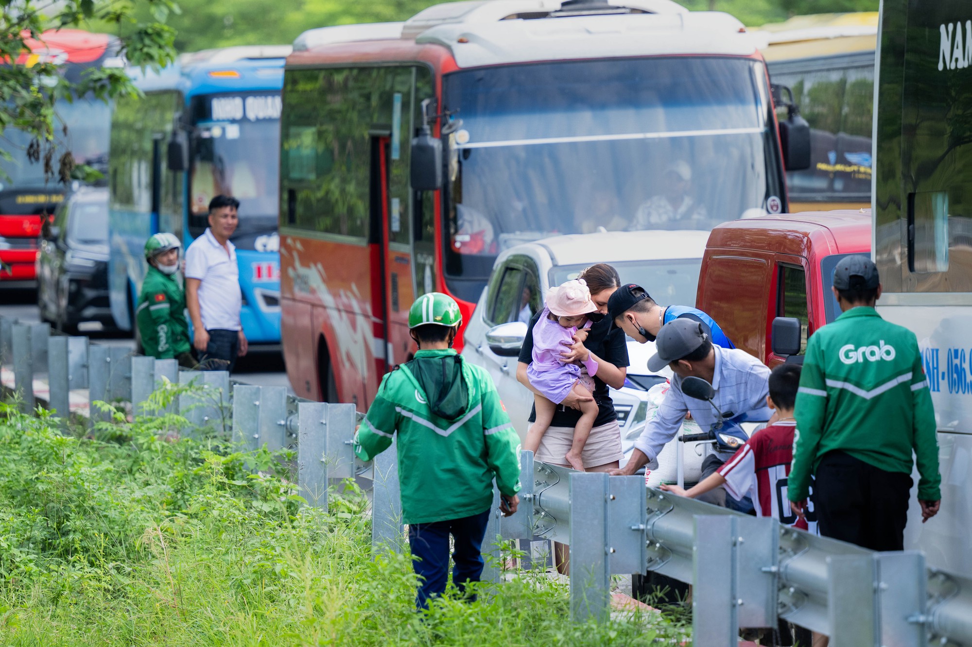 Dấu hiệu HẾT LỄ ch&iacute;nh l&agrave; cảnh tr&aacute;i ngược tr&ecirc;n 2 l&agrave;n đường cửa ng&otilde; l&uacute;c n&agrave;y! - Ảnh 6.