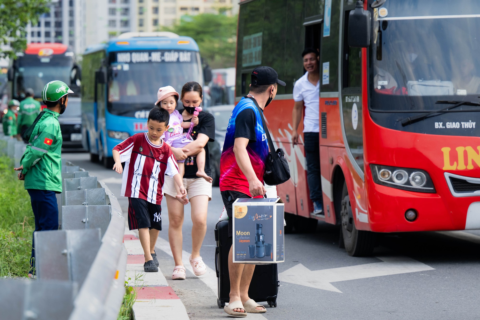 Dấu hiệu HẾT LỄ ch&iacute;nh l&agrave; cảnh tr&aacute;i ngược tr&ecirc;n 2 l&agrave;n đường cửa ng&otilde; l&uacute;c n&agrave;y! - Ảnh 8.