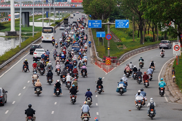 Dấu hiệu HẾT LỄ ch&iacute;nh l&agrave; cảnh tr&aacute;i ngược tr&ecirc;n 2 l&agrave;n đường cửa ng&otilde; l&uacute;c n&agrave;y! - Ảnh 25.