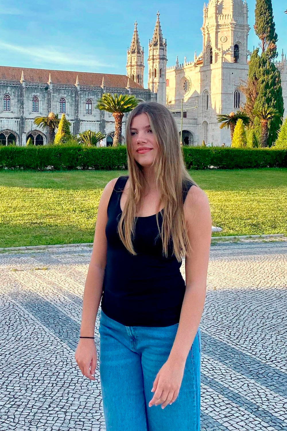 Sinh nhật 19 tuổi của C&ocirc;ng ch&uacute;a Sof&iacute;a: Cuộc sống sinh vi&ecirc;n tại Lisbon - Ảnh 3.