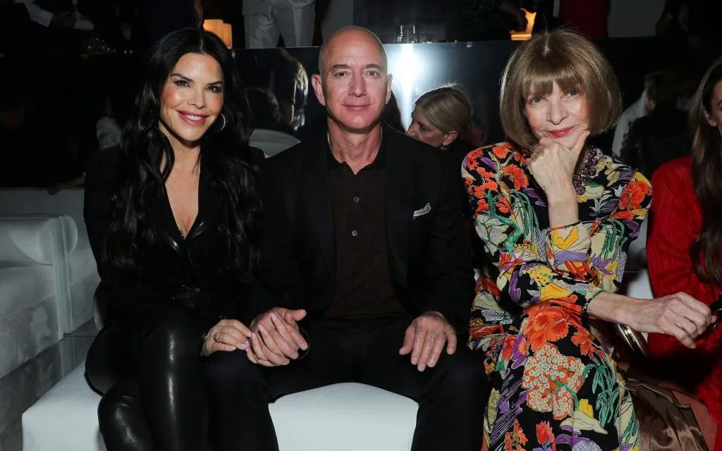 Vợ chồng tỷ ph&uacute; Jeff Bezos chi 10 triệu USD để đồng chủ tr&igrave; Met Gala - Ảnh 1.