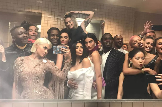 G&oacute;c sống ảo &ldquo;chui&rdquo; quyền lực nhất Met Gala: Jennie phải tranh suất check-in, năm n&agrave;o netizen cũng h&oacute;ng- Ảnh 3.