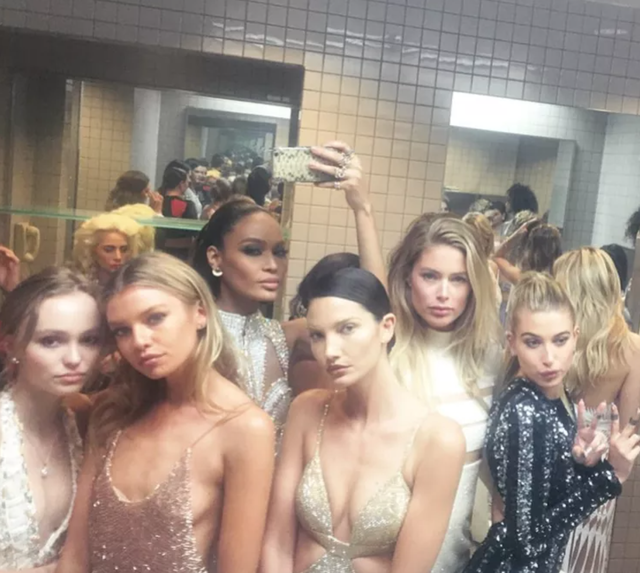 G&oacute;c sống ảo &ldquo;chui&rdquo; quyền lực nhất Met Gala: Jennie phải tranh suất check-in, năm n&agrave;o netizen cũng h&oacute;ng- Ảnh 2.