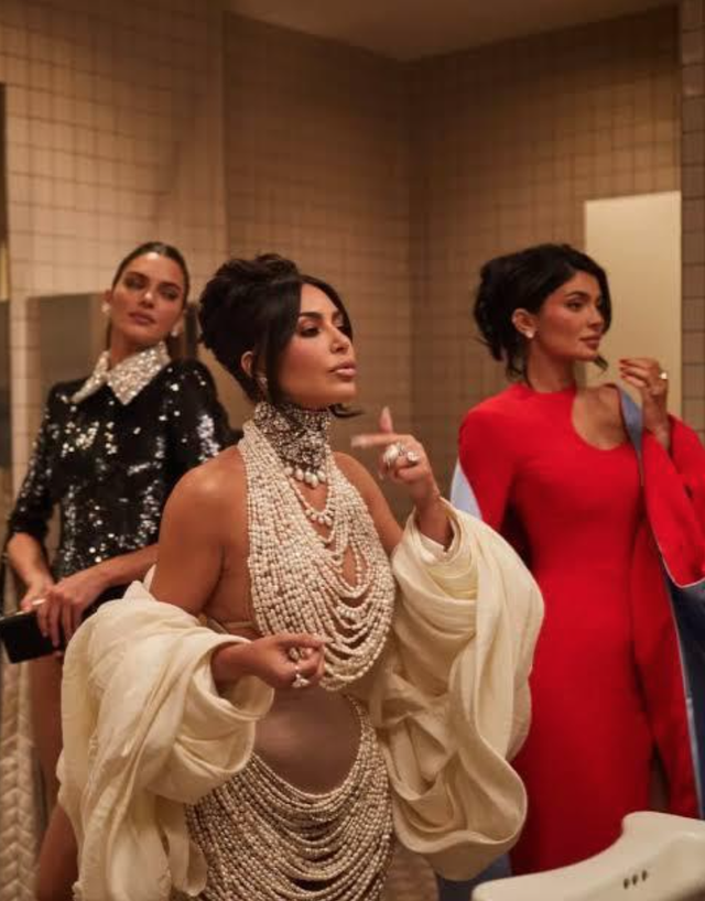 G&oacute;c sống ảo &ldquo;chui&rdquo; quyền lực nhất Met Gala: Jennie phải tranh suất check-in, năm n&agrave;o netizen cũng h&oacute;ng- Ảnh 9.