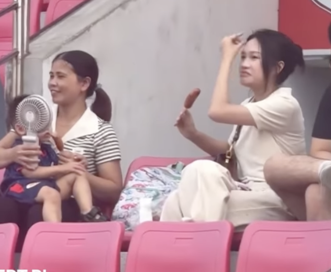Do&atilde;n Hải My xuất hiện kh&aacute;c lạ cổ vũ Văn Hậu tại V . League 2026 - Ảnh 2.