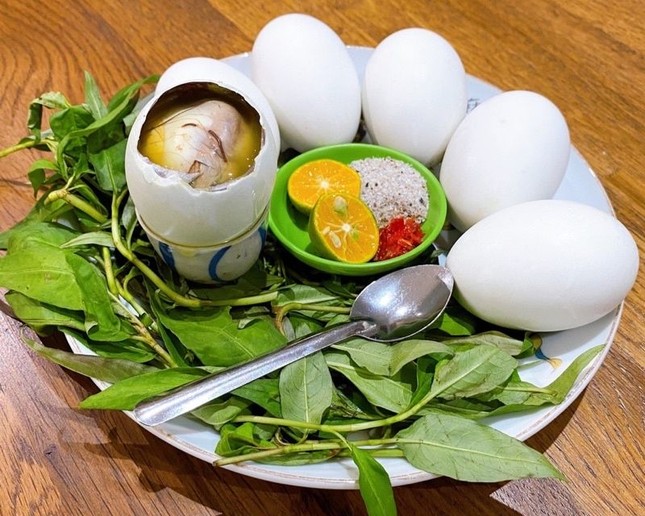 Kh&aacute;ch H&agrave;n dũng cảm thử trứng vịt lộn tại Việt Nam , trải nghiệm kh&ocirc;ng thể qu&ecirc;n - Ảnh 6.