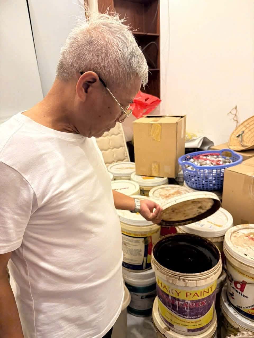 Đột k&iacute;ch nh&agrave; thuốc đ&ocirc;ng y ở TP.HCM, triệt ph&aacute; đường d&acirc;y bu&ocirc;n b&aacute;n thuốc cấm - Ảnh 2.