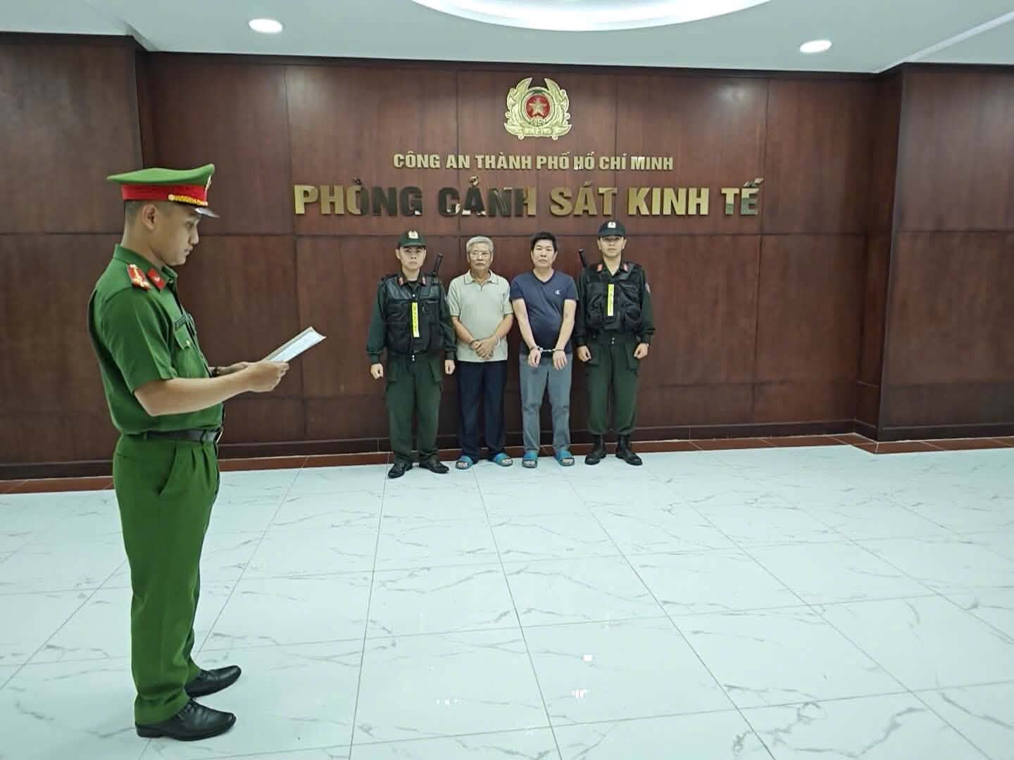 Đột k&iacute;ch nh&agrave; thuốc đ&ocirc;ng y ở TP.HCM, triệt ph&aacute; đường d&acirc;y bu&ocirc;n b&aacute;n thuốc cấm - Ảnh 1.