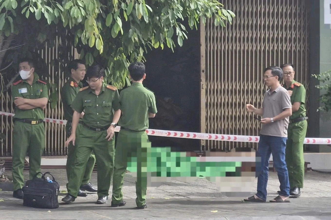 Người đ&agrave;n &ocirc;ng tử vong trước thềm nh&agrave; tại gia Lai: Cuộc điện thọai b&iacute; ẩn s&aacute;ng sớm - Ảnh 1.