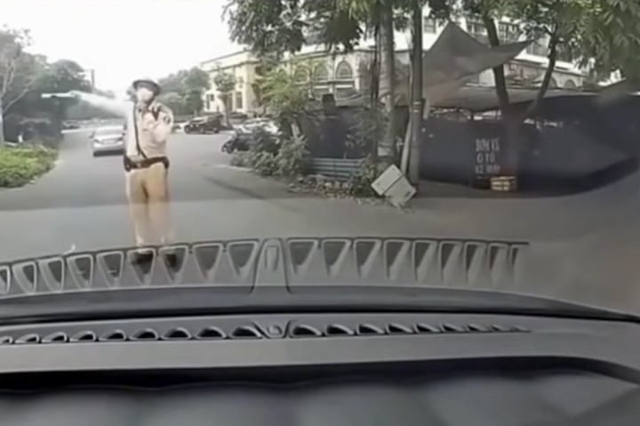 Người đ&agrave;n &ocirc;ng tự xưng thầy dạy l&aacute;i xe đi sai l&agrave;n , bị CSGT H&agrave; Nội mời l&agrave;m việc - Ảnh 2.
