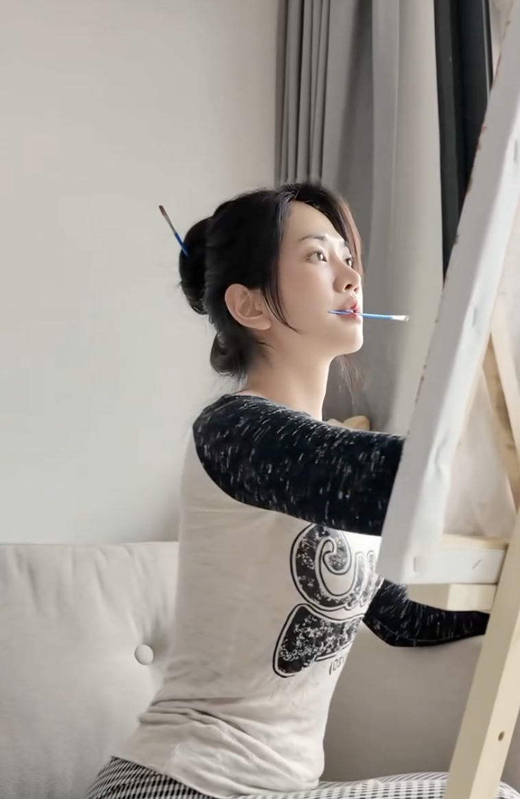 L&ecirc; Bống g&acirc;y sốt với clip ngậm cọ vẽ tranh , tạo trend tr&ecirc;n mạng x&atilde; hội 2026 - Ảnh 1.
